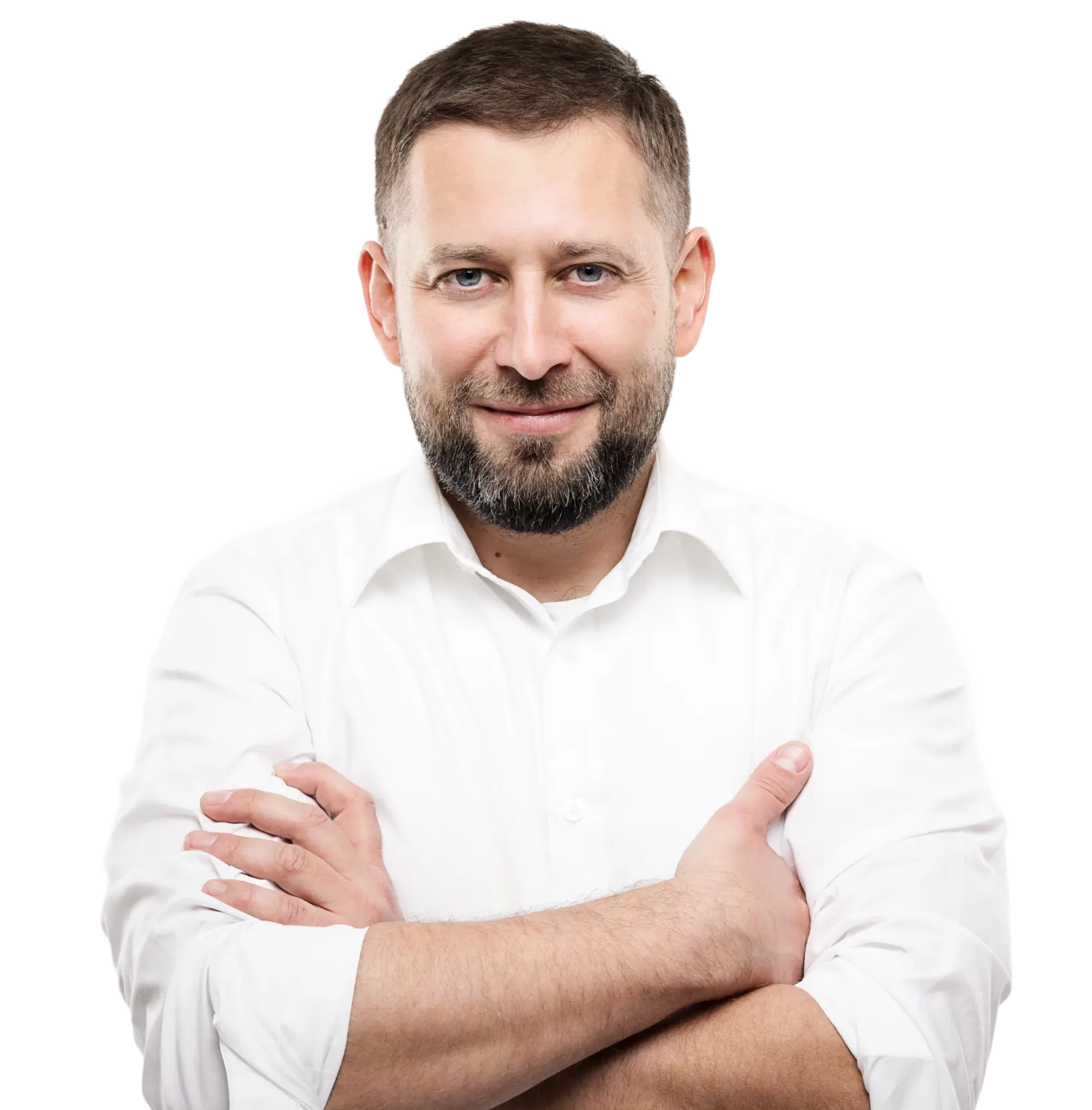 mężczyzna w białej koszuli z założonymi rękoma 
