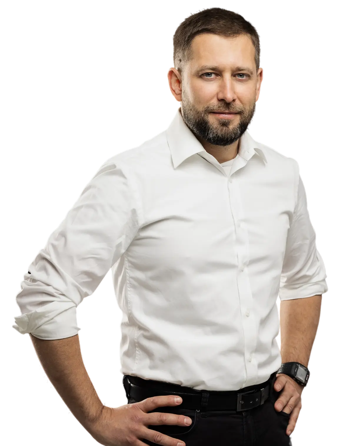 mężczyzna w koszuli z rękoma założonymi na biodra
